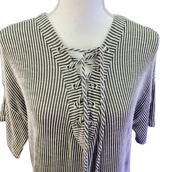 BKE Top Women’s Small Green Stripe Lace-Up Front Short Sleeve Tunic Boho Casual - Picture 4 of 10